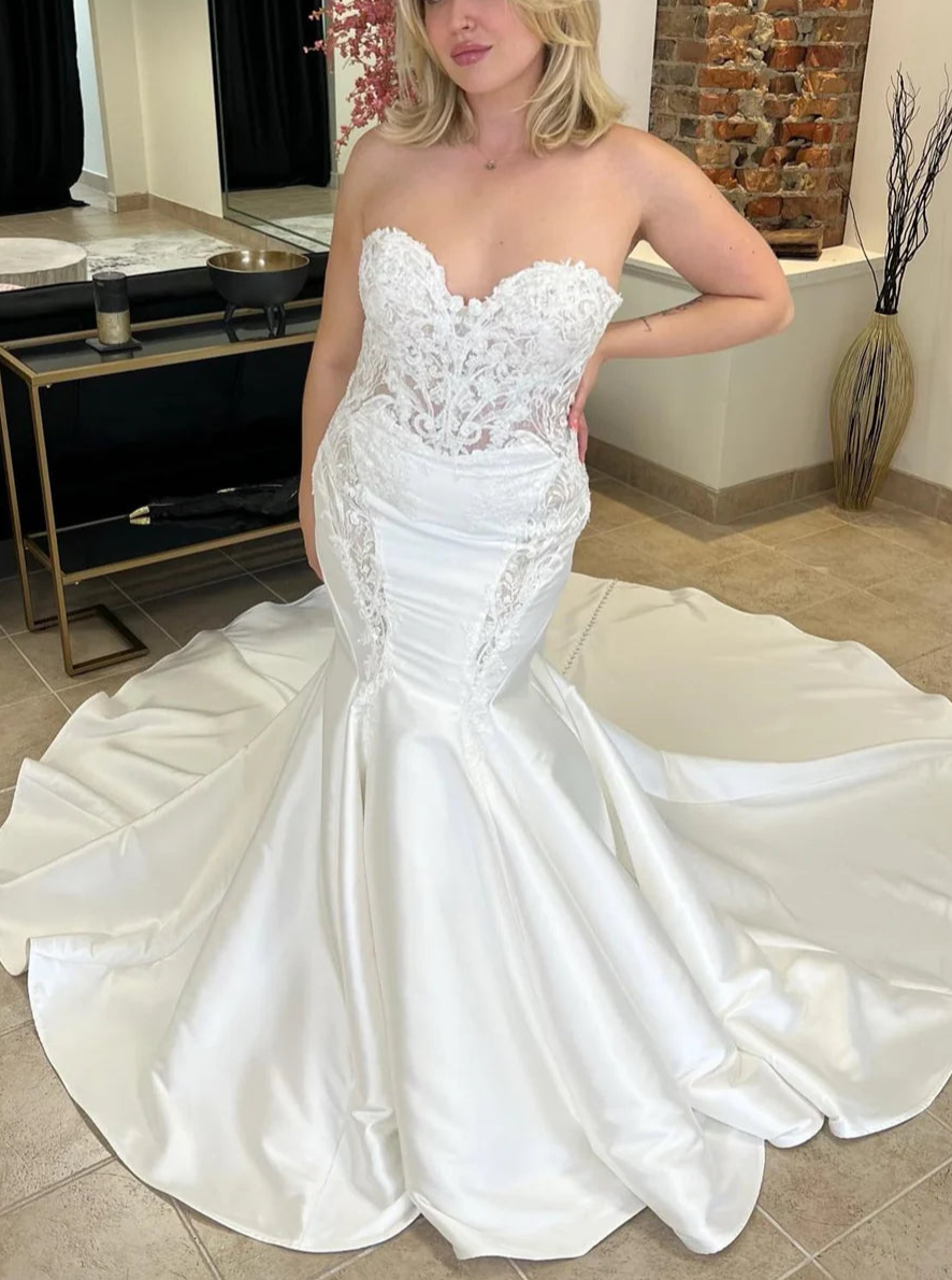 Robe de mariée longue bustier en satin et dentelle avec décolleté trompette